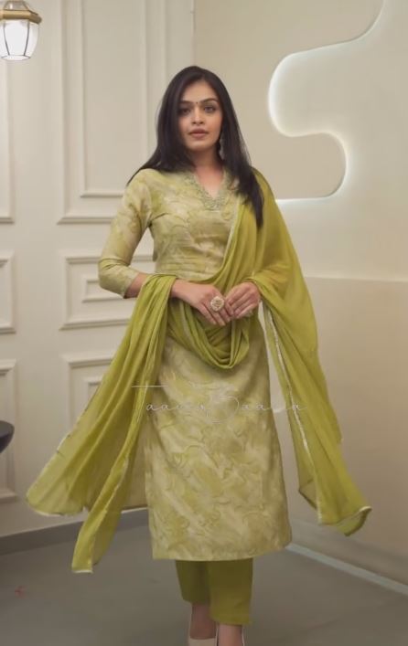 Women Embroidered Regular Thread Work Liva Kurta with Trousers & With Dupatta