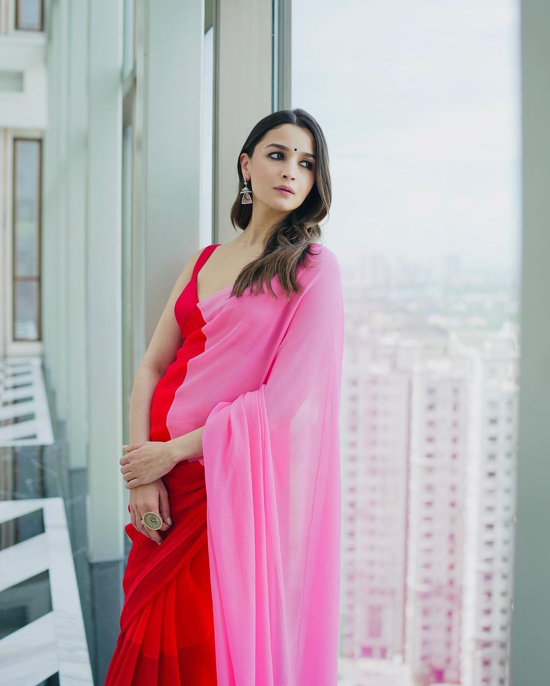 Look Absolutely Gorgeous Alia Bhatt Pink And Red Saree
