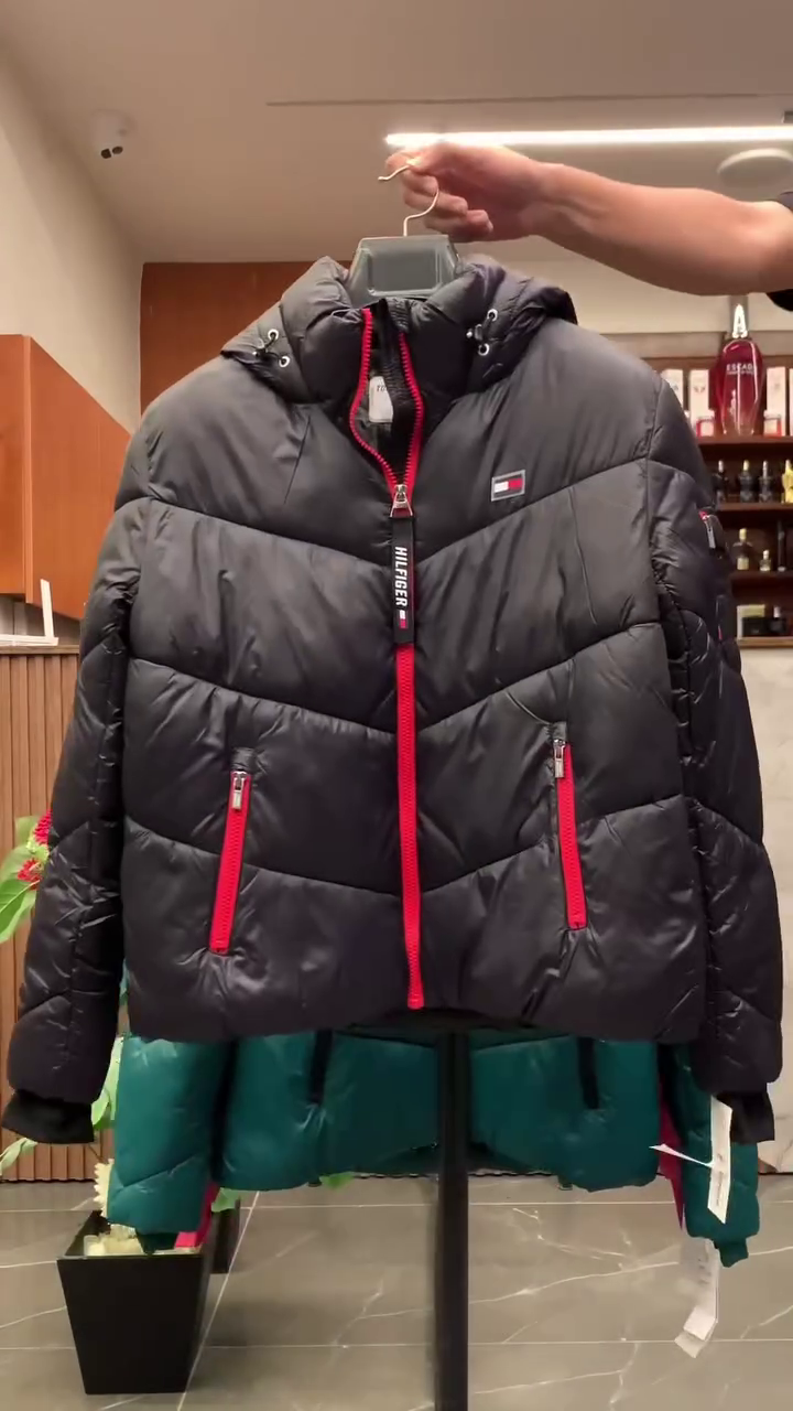 The All-Weather Essential: Men’s Long Sleeve Zip-Up Windbreaker